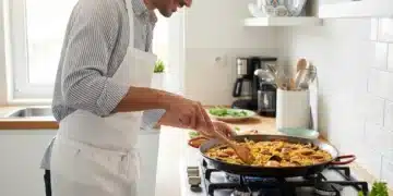 Chef preparando una paella moderna en una cocina innovadora española
