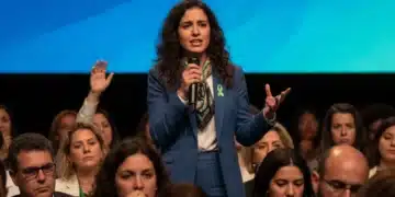 Voces Españolas Contra el Estigma 2026: Cambiando Percepciones Conferencista española hablando apasionadamente sobre salud mental