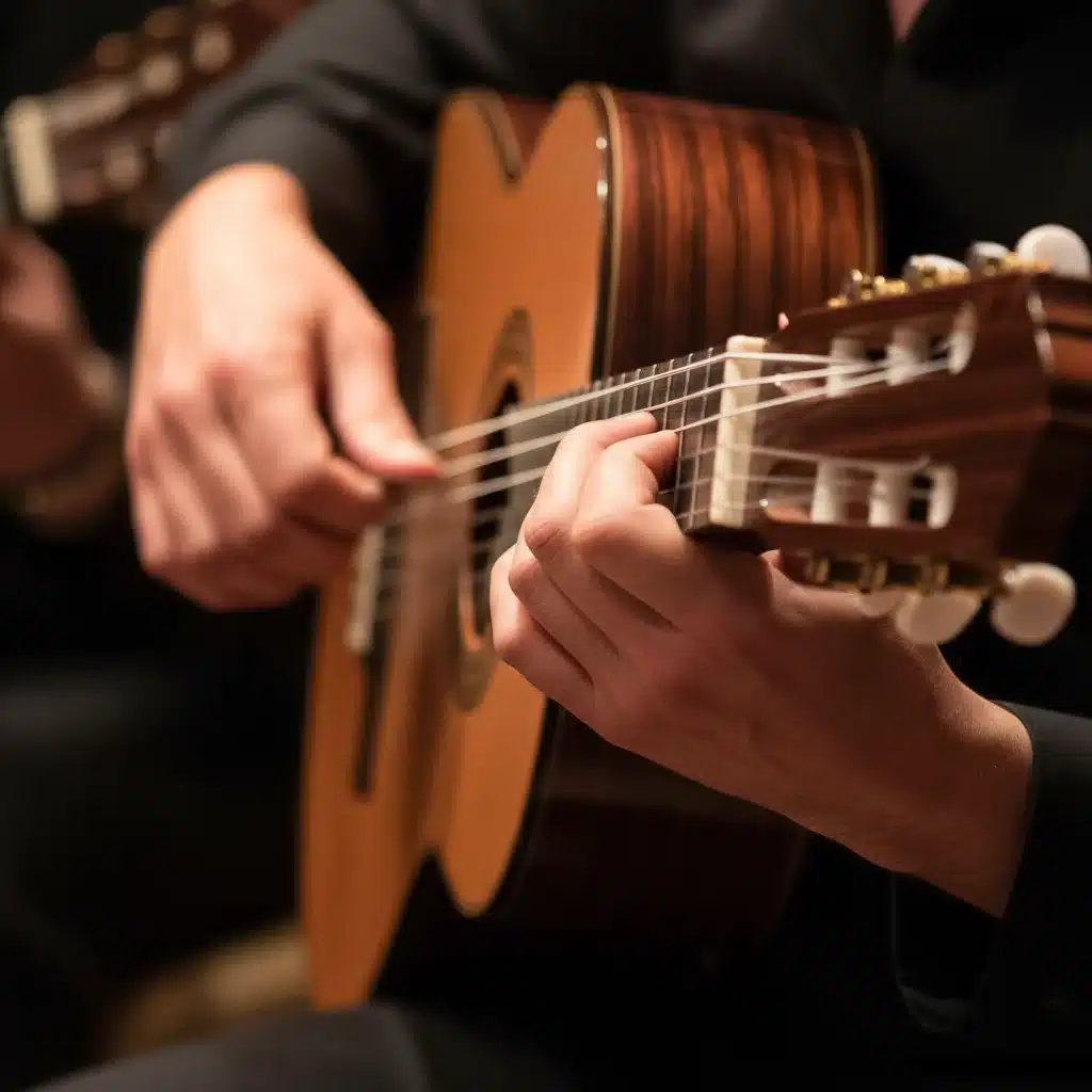 Manos de guitarrista flamenco ejecutando una falseta compleja en guitarra española.
