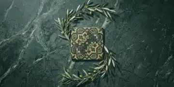 Vista aérea de una fusión entre un azulejo tradicional español con patrones verdes y un circuito electrónico iluminado, simbolizando la identidad digital de la cultura española.