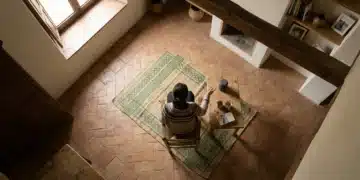Conectando Generaciones: Expertos Desvelan el Impacto de la Tecnología en la Cotidianidad Española Vista aérea de un hogar español combinando tradición con un altavoz inteligente, destacando la interacción humana y el ambiente doméstico.